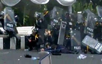В столкновениях в Бангкоке погиб полицейский