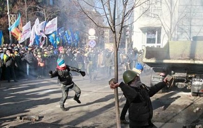 Активісти почали будувати барикаду на Шовковичній і понесли у натовп ящик з коктейлями Молотова 