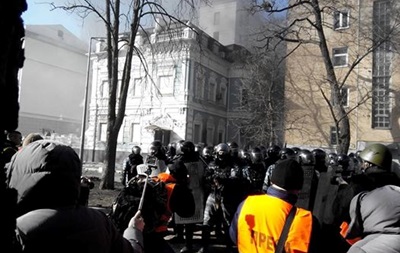 Силовики отогнали людей со стороны Арсенальной и группируются возле Транспортного университета