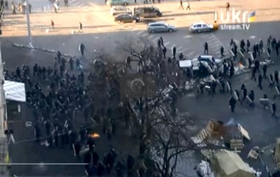 Силовики відтісняють мітингувальників до Майдану 