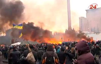 Кривава ніч на Майдані перейшла у кривавий ранок: силовики продовжують наступ