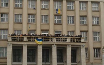 В Ужгороді активісти Майдану зайняли будівлю ОДА та опечатали кабінет губернатора