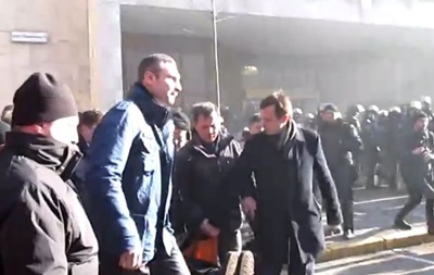 Милиция освистала Кличко, выносящего на носилках раненого активиста