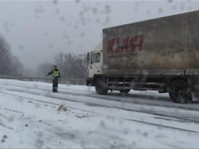 Запад Украины - погода - западные области - дороги - В пяти областях Украины ограничено движение транспорта из-за снега и метелей