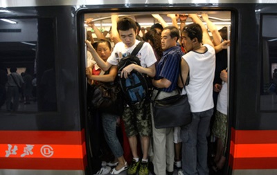 У метро Пекіна штрафуватимуть за їжу та напої