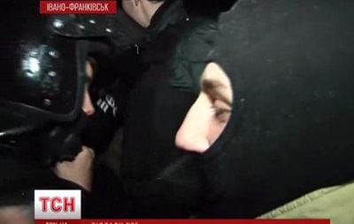 В Івано-Франківську бійці ВВ віддали захисне спорядження активістам 