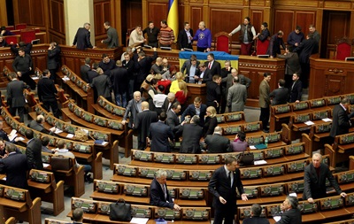 Оппозиция и внефракционные депутаты призывают Раду собраться в 15.00 и вернуть Конституцию 2004 года