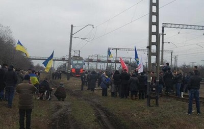 У Дніпропетровській області активісти заблокували поїзд із військовослужбовцями, які вирушали до Києва