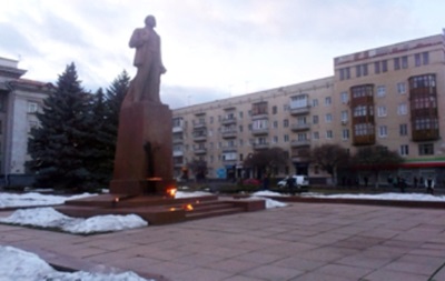 Активисты Правого сектора пытаются снести памятник Ленину в Житомире