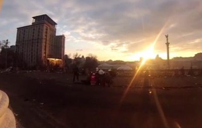 Опубликовано видео - снайпер возле Октябрьского дворца застрелил мужчину в голову