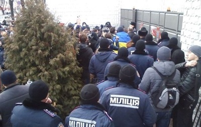 В Харькове к месту сбора активистов Евромайдана прибыл автобус с Беркутом