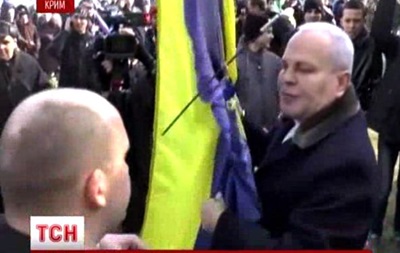 Мэр Керчи защитил украинский флаг от пророссийских активистов