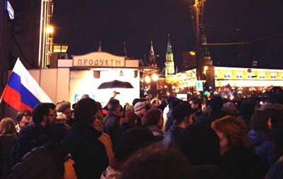 Полиция Москвы задерживает десятки людей на Манежной площади