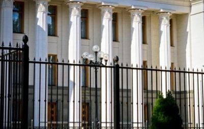 Турчинов дал поручение немедленно демонтировать забор вокруг парламента