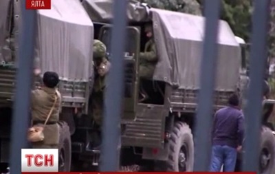 По Ялте свободно перемещаются военные грузовики с российскими номерами