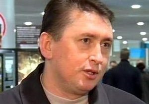 Задержанный Мельниченко находится все еще в аэропорту - адвокат