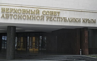 Захватчики пропускают в зал ВР Крыма депутатов для проведения сессии