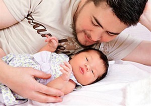 Первый в мире беременный  мужчина  родил третьего ребенка