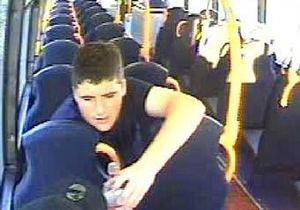 Британская полиция разыскивает мужчину, жевавшего автобусное кресло
