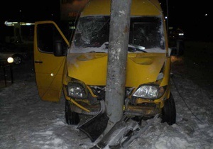 В Днепропетровске микроавтобус врезался в электроопору