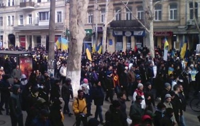 Тысячи одесситов собрались в центре города, протестуя против военного вмешательства России