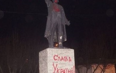 В Красноярске на памятнике Ленину написали Слава Україні