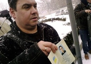 В Крыму депутат публично сжег паспорт Украины из-за присвоения Бандере звания героя