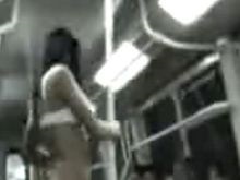 В Чили полиция задержала стриптизершу, танцевавшую в метро