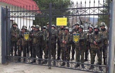 Яценюк поблагодарил военнослужащих, расположенных в Крыму, за выполнение долга