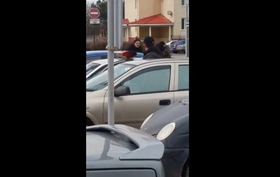 Опубліковано відео, як у Сімферополі невідомі обстріляли машину київських активістів 