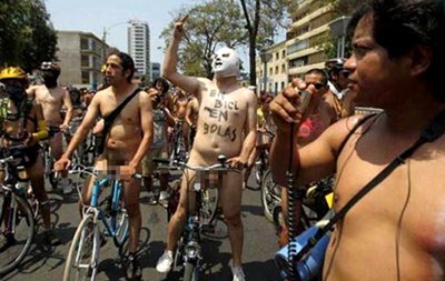По улицам Лимы проехались 300 голых велосипедистов