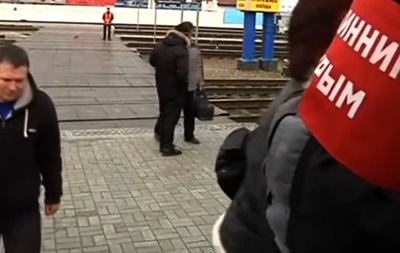 На симферопольском вокзале  дружинники  обыскивают пассажиров поездов, прибывших в Крым