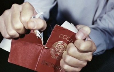У Криму невідомі відбирають і знищують українські паспорти