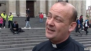 Протесты у собора в Лондоне привели к отставке каноника
