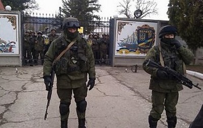Военные и силовики проверяют транспорт по обе стороны пути в Крым