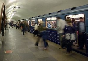 В московском метро на рельсы упали два человека