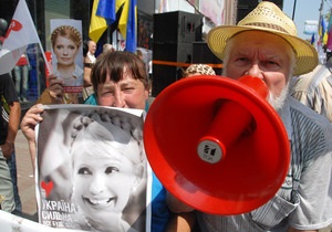 Под Печерским судом собрались сторонники и противники Тимошенко. Митингующие ведут себя мирно