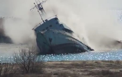 Россияне утопили еще один корабль в бухте Донузлав 