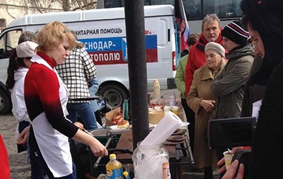 Жителів Севастополя в день референдуму пригощають російськими млинцями