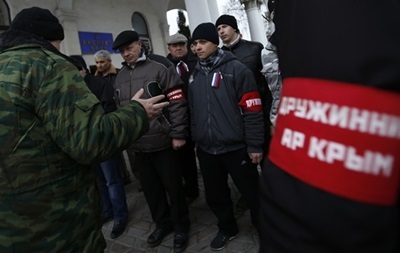 В Крыму один журналист нашелся, но вооруженные люди захватили другого