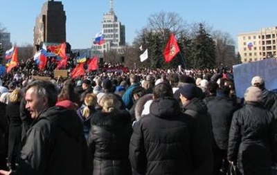 Кілька тисяч людей зібралися в Харкові на віче-референдум, незважаючи на заборону суду