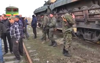 Активисты Луганска заблокировали украинский военный поезд