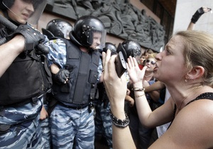 Под АП собрались сторонники Януковича, оппозиционеров не пускает милиция