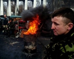 На Грушевского снова горят шины. Активисты требуют встречи с Турчиновым