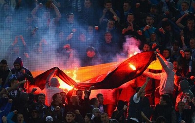 Фанати Зеніта на матчі з Боруссією згадали про Севастополь і спалили прапор Німеччини