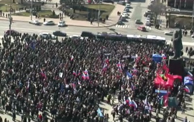 На митинг в поддержку Януковича в Донецке собралось уже две тысячи человек