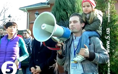 Активісти Автомайдану приїхали з пікетом до будинку Яценюка