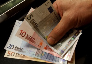 Евро упал по отношению к доллару до двухлетнего минимума
