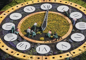 Цветочные часы в центре Киева показывают неправильное время
