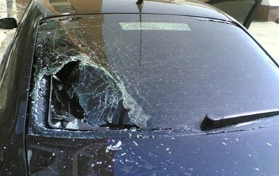 Сумасшедший в Киеве разгромил камнями семь припаркованных авто